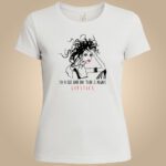 Bijela majica s crtežom djevojke s raščupanom kosom i crvenim ružem, tekst "ON A BAD HAIR DAY THERE IS ALWAYS LIPSTICK".