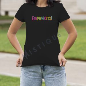 Majica Empowered s natpisom u bojama na crnoj podlozi – poruka snage i samopouzdanja