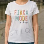 Bijela majica s natpisom “FJAKA MODE vibes” – ljetni stil i pozitivne vibracije.