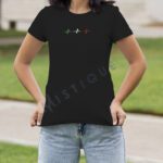 Crna ženska majica s heartbeat linijom u bojama zelena, bijela i crvena – inspirirana Alfa Romeom.