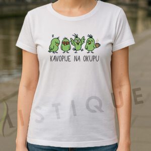 Bijela majica s ilustracijom zelenih ptica i natpisom “Kavopije na okupu”.