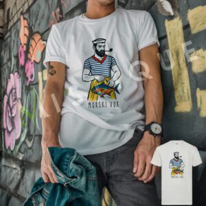 Bijela majica s ilustracijom “Morski vuk” – ribar s lulom i ribom, u mornarskom stilu.