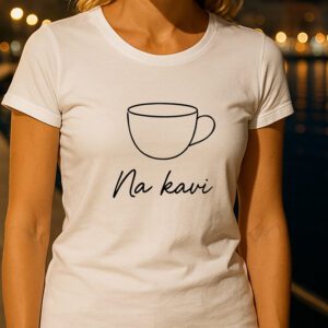 Bijela majica s minimalističkom ilustracijom šalice za kavu i natpisom “Na kavi”.