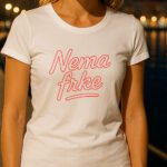 majica s natpisom “Nema frke” – jednostavan, minimalistički stil.