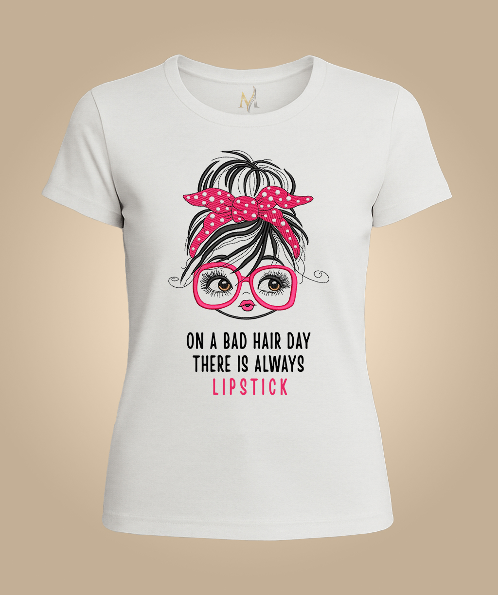 Mistique dizajn majice – djevojka s ružičastom mašnom, naočalama i tekstom "ON A BAD HAIR DAY THERE IS ALWAYS LIPSTICK" – bijela majica.