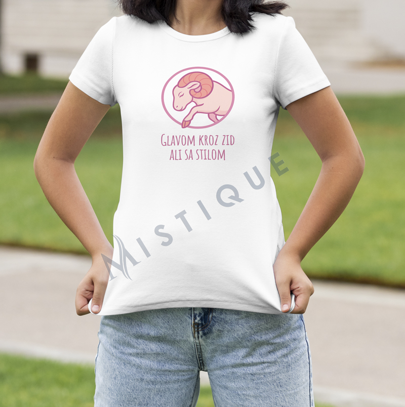 Bijela majica s horoskopskim Ovan dizajnom i tekstom "GLAVOM KROZ ZID ALI SA STILOM".