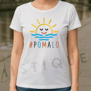 Bijela majica s natpisom “#POMALO” i ilustracijom sunca koje izlazi iz valova