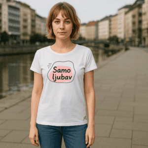 Žena u bijeloj majici s natpisom "Samo ljubav"