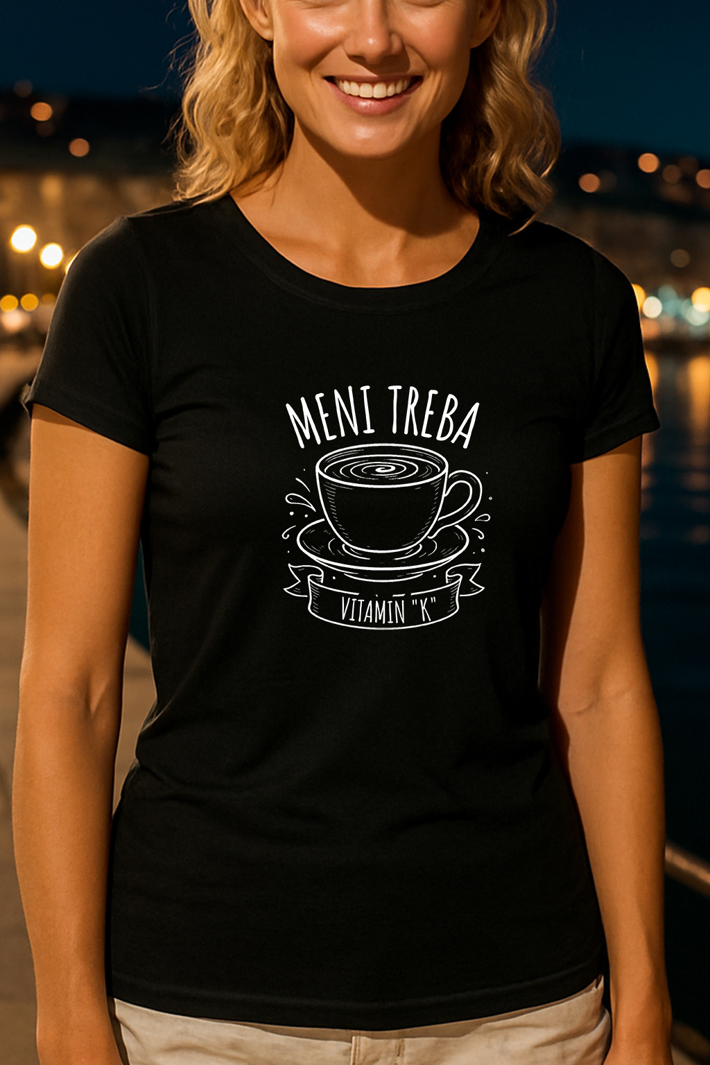 Crna majica s natpisom “Meni treba vitamin K” i ilustracijom šalice kave.