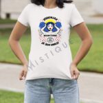 Bijela majica s horoskopskim dizajnom Vodenjak i tekstom "NISAM ČUDNA, JA SAM UNIKAT".