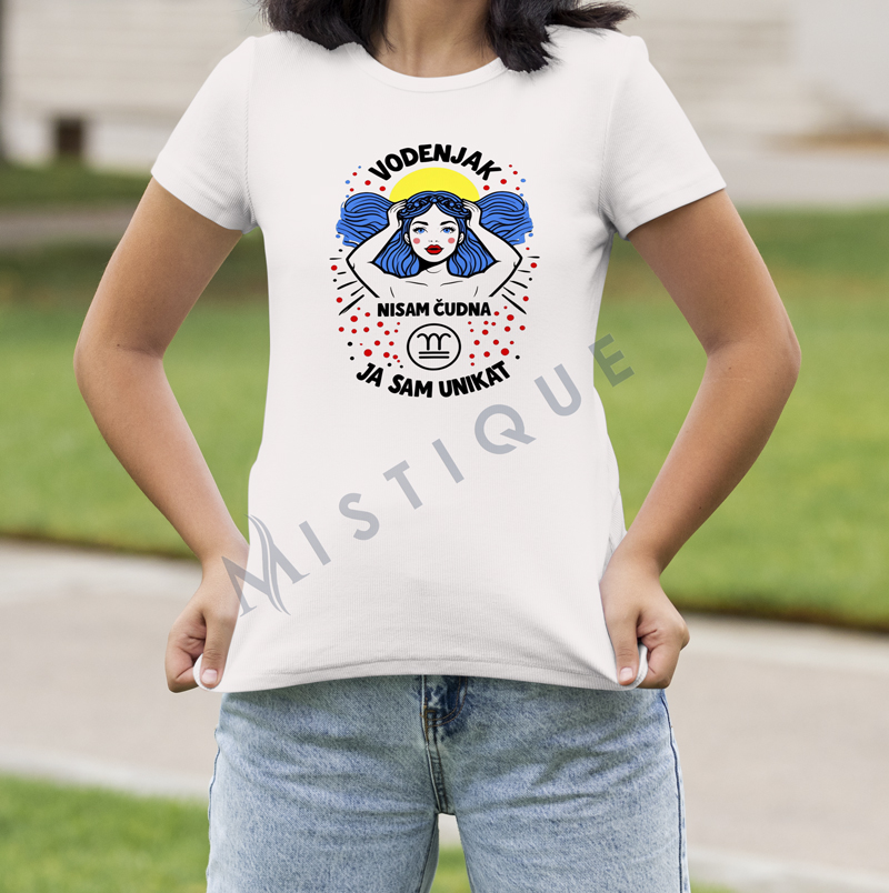Bijela majica s horoskopskim dizajnom Vodenjak i tekstom "NISAM ČUDNA, JA SAM UNIKAT".