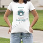 Bijela majica s horoskopskim Aquarius dizajnom i tekstom "NISAM ČUDNA, JA SAM UNIKAT".