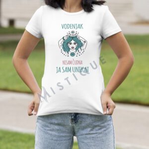 Bijela majica s horoskopskim Aquarius dizajnom i tekstom "NISAM ČUDNA, JA SAM UNIKAT".