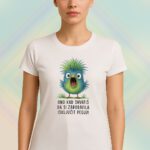 Bijela ili crna majica s ilustracijom zelene ptičice i tekstom “Ono kad shvatiš da si zaboravila isključit peglu!”.