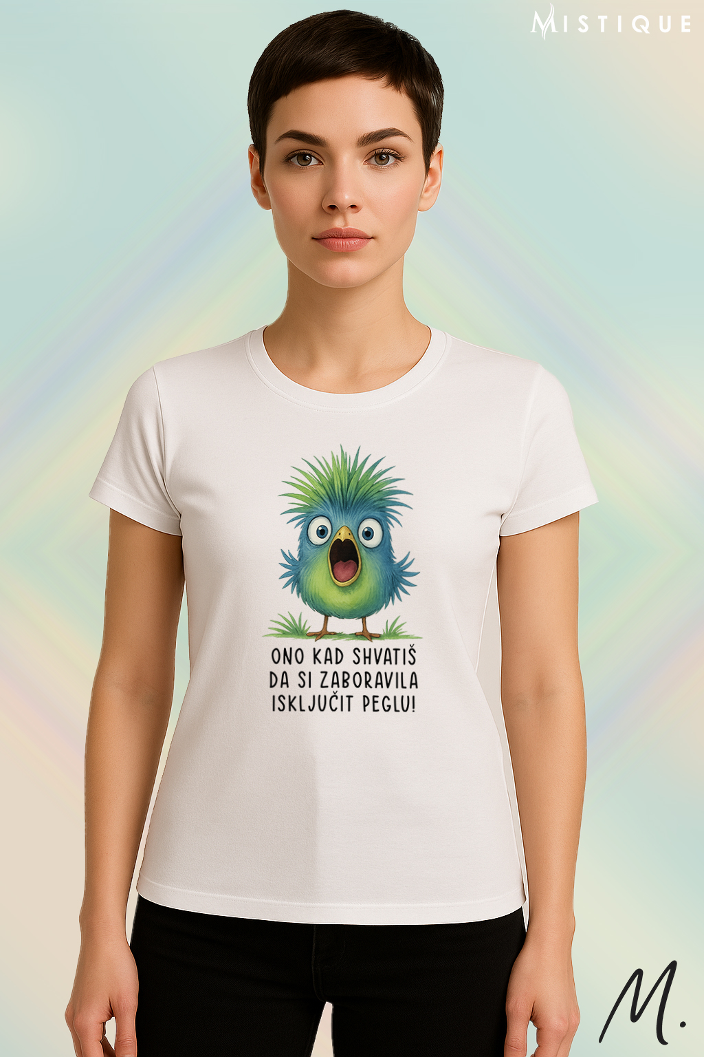 Bijela ili crna majica s ilustracijom zelene ptičice i tekstom “Ono kad shvatiš da si zaboravila isključit peglu!”.