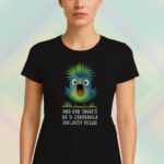 Bijela ili crna majica s ilustracijom zelene ptičice i tekstom “Ono kad shvatiš da si zaboravila isključit peglu!”.