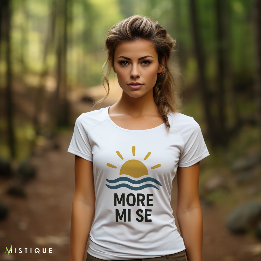 Majica s natpisom "More mi se" i ilustracijom sunca i valova – Mistique.hr