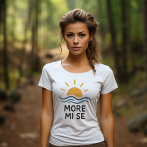 Majica s natpisom "More mi se" i ilustracijom sunca i valova – Mistique.hr