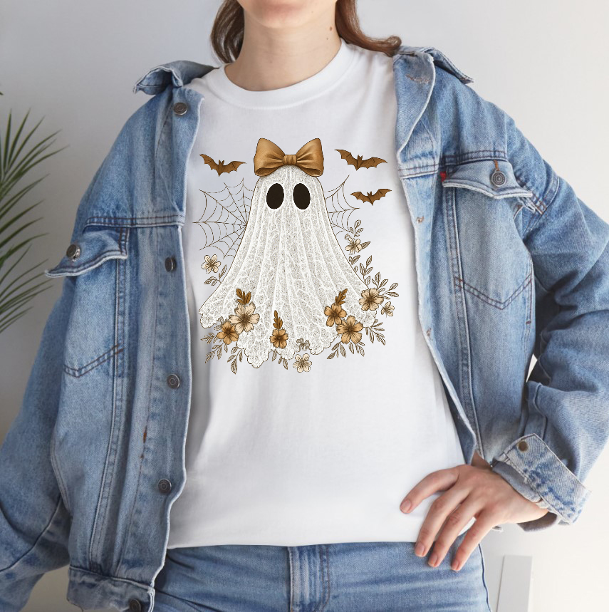 Majica s dizajnom elegantnog čipkastog duha sa zlatnom mašnom i vintage Halloween motivima – #Mistique #MistiqueStyle