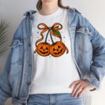 Majica s Halloween motivom dviju nasmijanih bundeva povezanih u cherry stilu s narančastom mašnom – #Mistique #MistiqueStyle