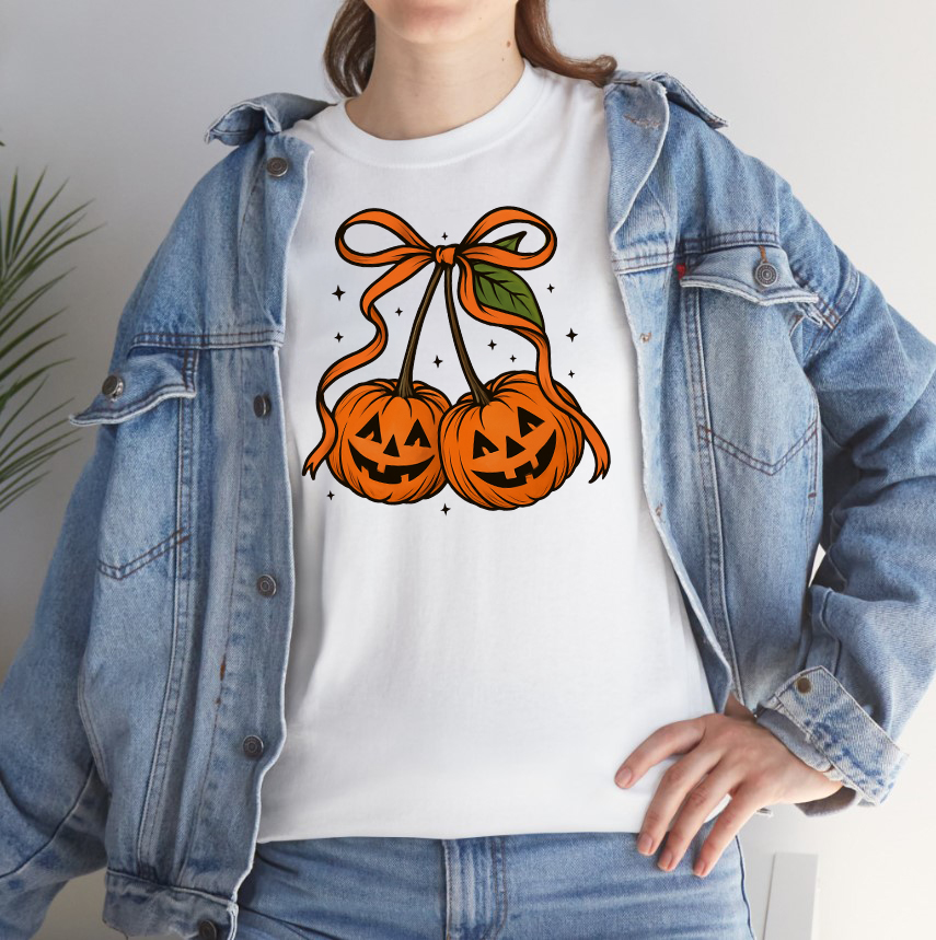 Majica s Halloween motivom dviju nasmijanih bundeva povezanih u cherry stilu s narančastom mašnom – #Mistique #MistiqueStyle