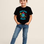 Dječja majica s natpisom “Prvi dan škole” u školskom motivu – dostupna u bijeloj i crnoj varijanti. #Mistique #MistiqueStyle