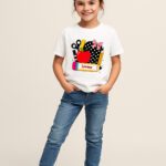 Dječja bijela majica s ilustracijom torbe i bilježnice te natpisom "Prvi dan škole" – personalizirana majica iz Mistique.hr