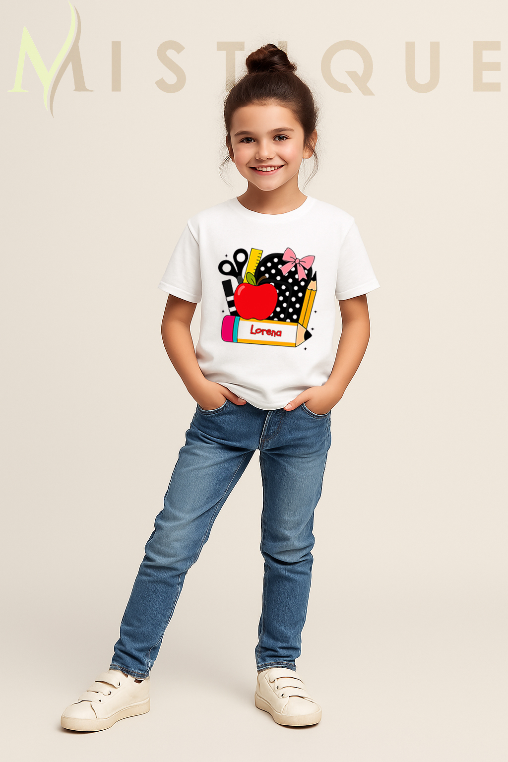 Dječja bijela majica s ilustracijom torbe i bilježnice te natpisom "Prvi dan škole" – personalizirana majica iz Mistique.hr