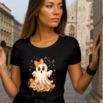 Majica s Halloween dizajnom – slatki duh s mašnicom, šišmišima i jesenskim cvijećem na crnoj podlozi #Mistique #MistiqueStyle