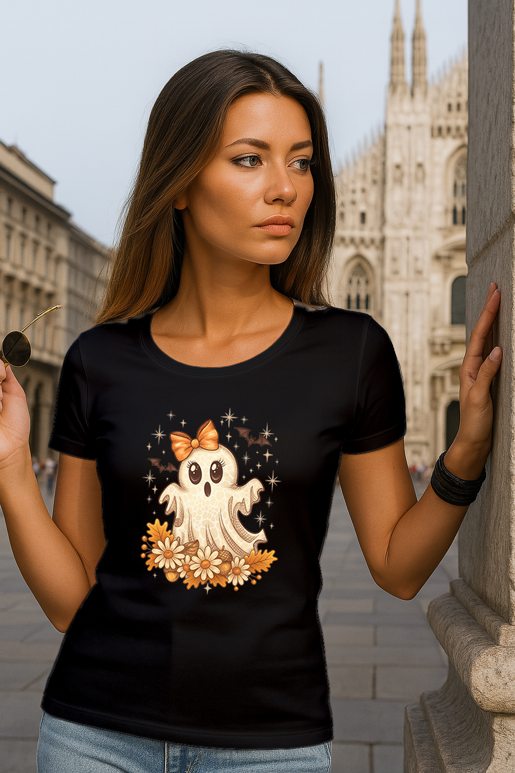 Majica s Halloween dizajnom – slatki duh s mašnicom, šišmišima i jesenskim cvijećem na crnoj podlozi #Mistique #MistiqueStyle