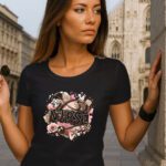 Crna ženska majica s natpisom “NURSE” i ilustriranim medicinskim motivima – stetoskop, šprica, flasteri i cvijetni detalji. #Mistique #MistiqueStyle