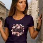 Tamno ljubičasta ženska majica s natpisom “NURSE” i ilustriranim medicinskim motivima – stetoskop, šprica, flasteri i cvijetni detalji. #Mistique #MistiqueStyle