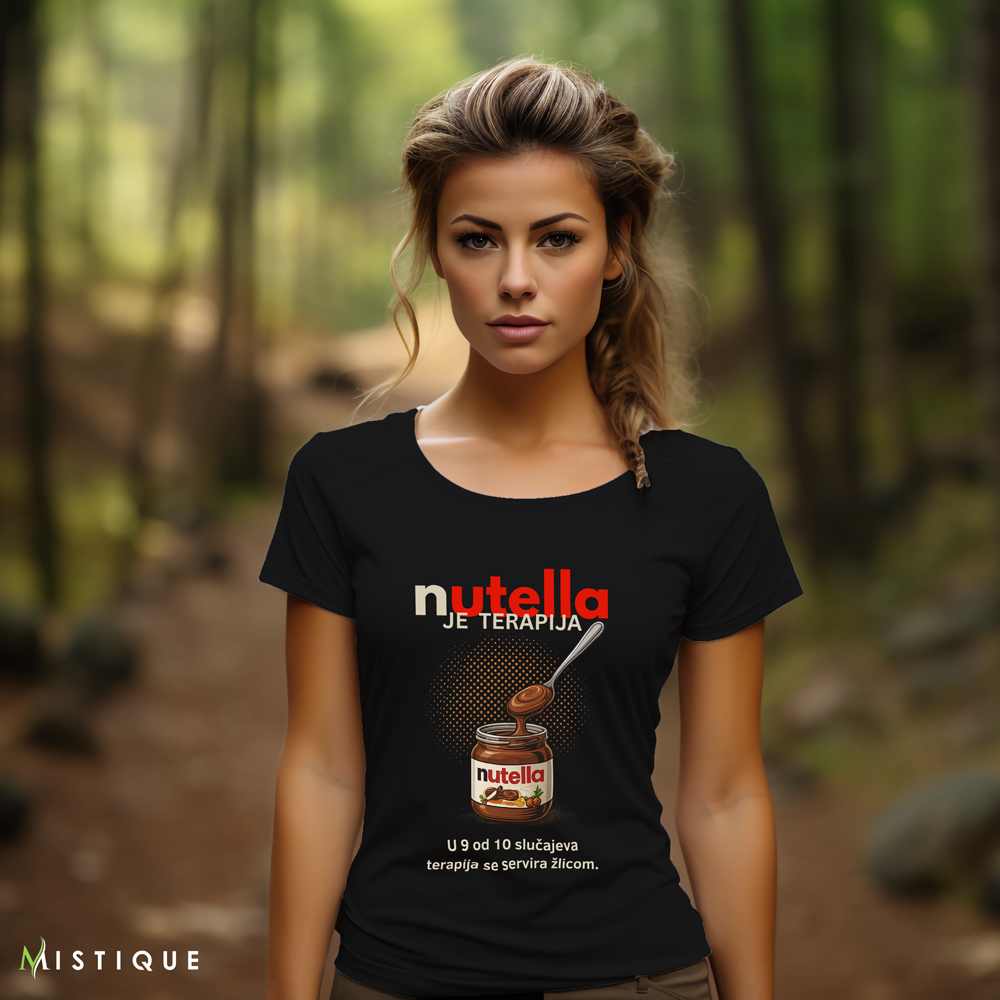 Majica s natpisom “Nutella je terapija”, ilustracijom tegle i žlice Nutelle, te tekstom “U 9 od 10 slučajeva terapija se servira žlicom” – crna podloga, #Mistique dizajn