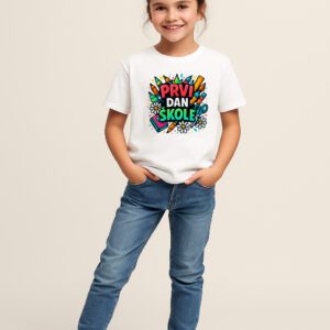 Dječja majica s natpisom “Prvi dan škole” u školskom motivu – dostupna u bijeloj i crnoj varijanti. #Mistique #MistiqueStyle