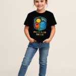 Dječja majica s natpisom “Prvi dan škole” u školskom motivu – dostupna u bijeloj i crnoj varijanti. #Mistique #MistiqueStyle