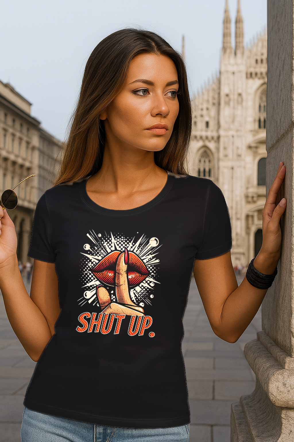 Ženska crna majica s printom crvenih usana i porukom "SHUT UP." – #Mistique #MistiqueStyle