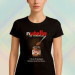 Majica s natpisom “Nutella je terapija”, ilustracijom tegle i žlice Nutelle, te tekstom “U 9 od 10 slučajeva terapija se servira žlicom” – crna podloga, #Mistique dizajn