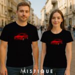 Crveni Alfa 159 dizajn na crnoj majici i crnom džemperu