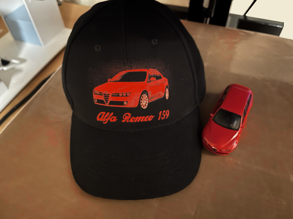 Crna šilterica s crvenim printom Alfa Romeo 159