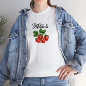 Majica Sweet Moments s jagodama – bijela ženska majica s elegantnim motivom u embroidery 3D efektu