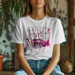 Majica s printom “Turn It Up” i ilustracijom retro boomboxa u grunge street art stilu (#Mistique #MistiqueStyle)