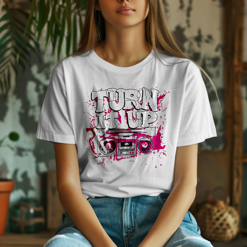Majica s printom “Turn It Up” i ilustracijom retro boomboxa u grunge street art stilu (#Mistique #MistiqueStyle)