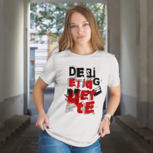 Bijela majica s natpisom “Design Etiquette” u crno-crvenom modernom tipografskom dizajnu