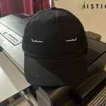 Šilterica Alfa Romeo Giulia – crna kapa s bijelim minimalističkim linijama prednjih svjetala Mistique.hr