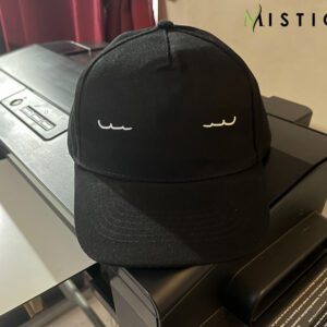 Šilterica Alfa Romeo Giulia – crna kapa s bijelim minimalističkim linijama prednjih svjetala Mistique.hr