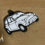 Privjesak Fiat 500 s retro ilustracijom automobila