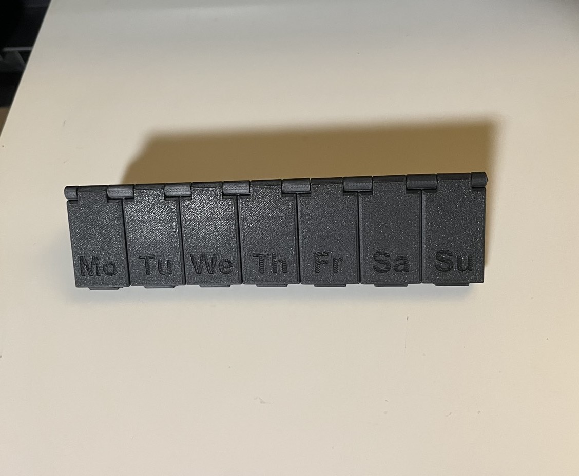 Kutija za lijekove s preklopnim poklopcima i oznakama dana u tjednu