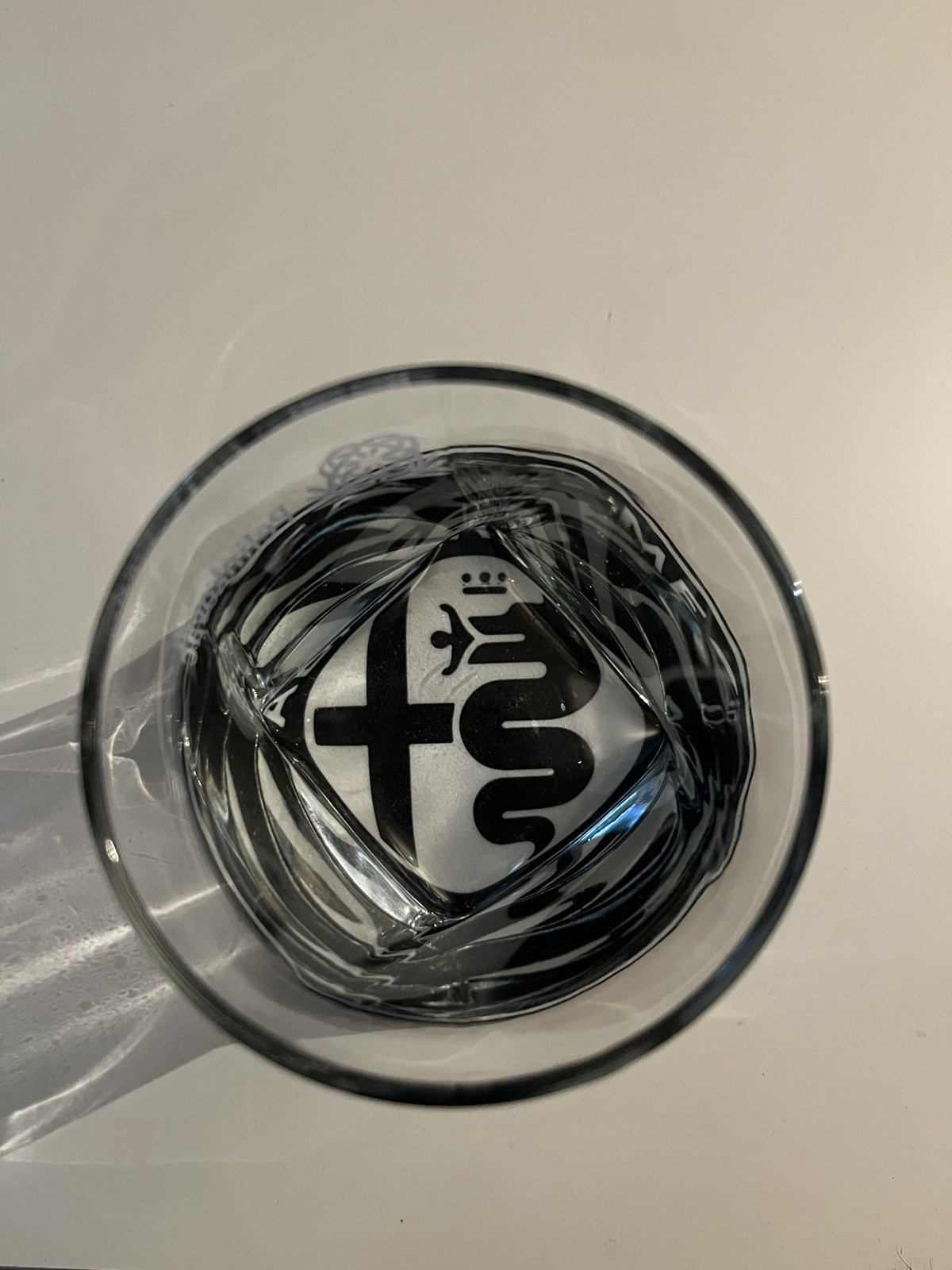 Alfa Romeo podmetači za čaše crno bijeli okrugli dizajn