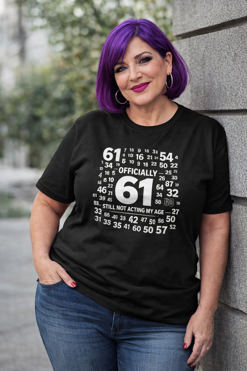 Majica za 61. rođendan crne boje s bijelim natpisom Officially 61 Still Not Acting My Age