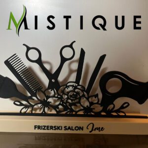 Personalizirani stalak za frizerski salon s imenom na postolju